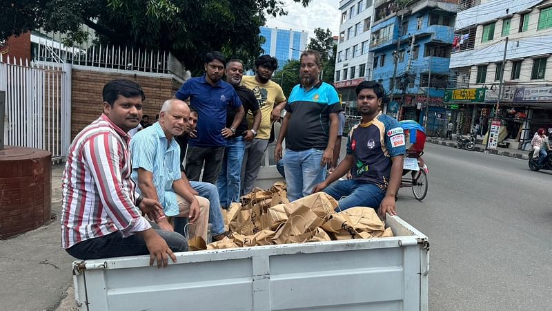 সড়কে শৃঙ্খলা রক্ষায় কাজ করা শিক্ষার্থীদের জন্য খাবারের ব্যবস্থা করেছে বিসিবি